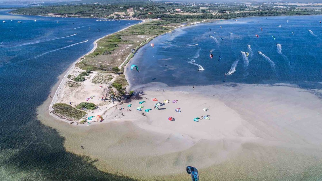Kitesurfen in Punta Trettu: spotgids voor Sardinië